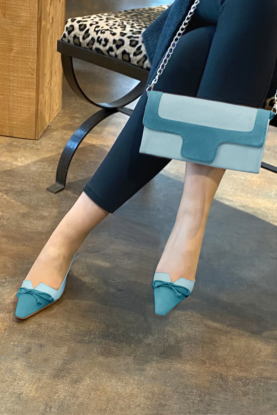 Peacock blue women's open back shoes, with a knot. Tapered toe. Medium spool heels. Worn view - Florence KOOIJMAN